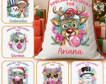 Puede incluir: Una bolsa de regalo navideña blanca con ribete rojo, con un reno con gafas y un gorro de Papá Noel soplando una burbuja. El texto "SPECIAL DELIVERY FOR Ariana" está impreso en la bolsa. También se ven etiquetas de regalo adicionales con personajes festivos.