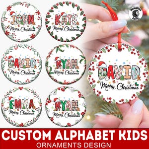 Puede incluir: Adornos navideños redondos con nombres como "John", "Kate" y "David" en fuentes festivas. Cada adorno tiene una cinta roja para colgar y está decorado con acebo y bayas. También se incluye el texto "Merry Christmas".