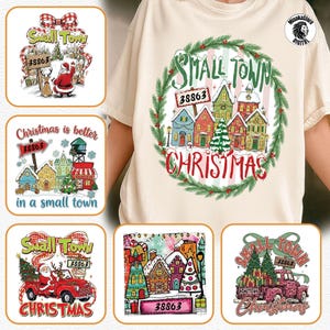 Puede incluir: Camiseta color crema con un diseño festivo. El diseño incluye las palabras "Small Town Christmas" y el número "38863", junto con una corona, casas y elementos navideños. Es una prenda de vestir informal.