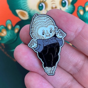 Épinglette Lonnie the Wee Monster Babe - Insigne émaillé dur Kewpie phosphorescente Spoopy par Stacey Martin Tattoos