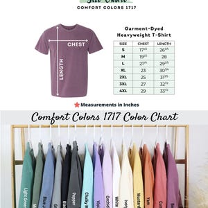 Puede incluir: Una camiseta Comfort Colors 1717 malva con medidas de pecho y largo en pulgadas. Una tabla de tallas enumera las medidas de pecho y largo para las tallas S a 4XL. Debajo, una carta de colores muestra varios colores de camisetas.