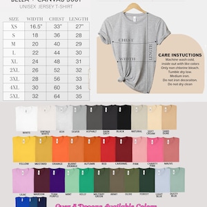 Puede incluir: Una camiseta unisex Bella + Canvas 3001 gris claro en una percha. La imagen incluye una tabla de tallas con medidas en pulgadas y una carta de colores con m&aacute;s de 4 docenas de colores disponibles.