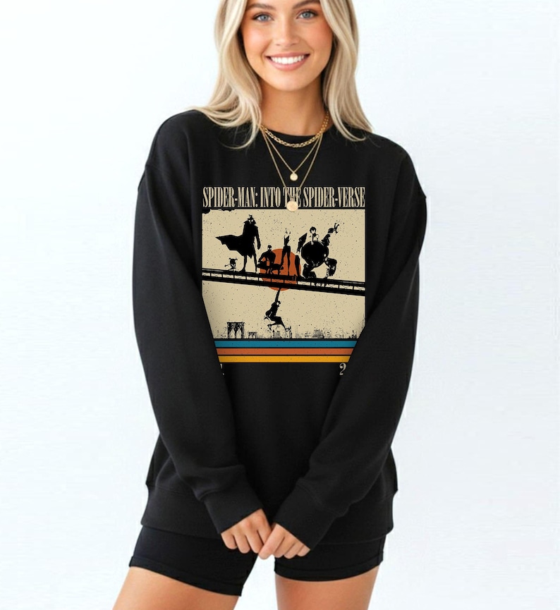Puede incluir: Sudadera negra con un dise&ntilde;o retro de la pel&iacute;cula "Spider-Man: Into the Spider-Verse". El dise&ntilde;o muestra siluetas de personajes de Spider-Man y el t&iacute;tulo de la pel&iacute;cula. La sudadera tiene mangas largas y cuello redondo.
