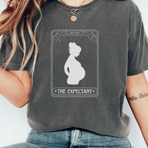 Camiseta com as cores confortáveis da carta de tarô da gestante | Camiseta engraçada para gravidez | Presente humorístico para chá de bebê e maternidade | Camiseta para anúncio de bebê