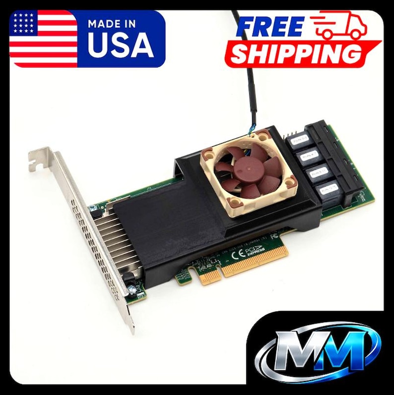 Pu&ograve; includere: Una scheda di espansione a circuito stampato verde con un rivestimento di raffreddamento nero, una ventola beige e marrone, una staffa di montaggio in metallo argentato e quattro porte nere all'estremit&agrave; con un connettore PCIe dorato.