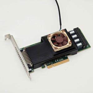 Pu&ograve; includere: Una scheda di espansione PCI Express verde con un dissipatore di calore nero e una piccola ventola color marrone e beige. La scheda include una staffa di montaggio in metallo argentato e quattro porte nere etichettate Ports 0-3, 4-7, 8-11 e 12-15.