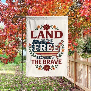 Drapeau de jardin d'extérieur avec une carte du drapeau américain et un texte inspirant « Le pays des libres à cause des braves » pour une décoration du 4 juillet