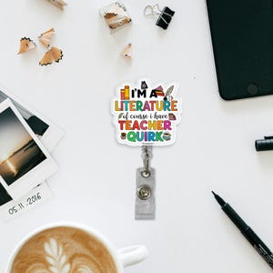 Bobine d'insigne pour professeur de littérature - Porte-carte d'identité coloré amusant avec des livres et un motif café, cadeau mignon pour les professeurs d'anglais et les amateurs de lecture