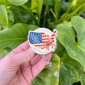 Bobine d'insigne du drapeau des États-Unis – Porte-carte d'identité patriotique avec carte et nœud | Jolie pince rétractable pour le 4 juillet, les infirmières, les enseignants et le personnel de bureau