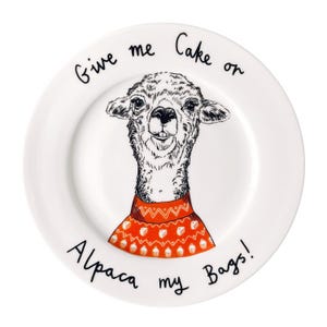 Może przedstawiać: Biały ceramiczny talerz z czarno-białą ilustracją alpaki w pomarańczowym swetrze. Na talerzu znajduje się napis "Give me Cake on Alpaca my Bags!" czarnym pismem.