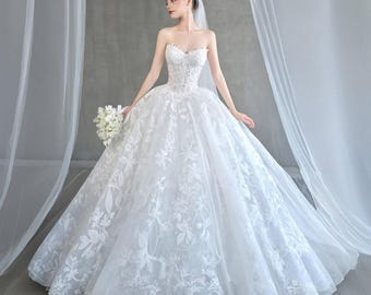 Robe de bal en dentelle florale, robe de mariée féerique sans bretelles, robe de mariée corset, robe de princesse, robe de mariée romantique sur mesure