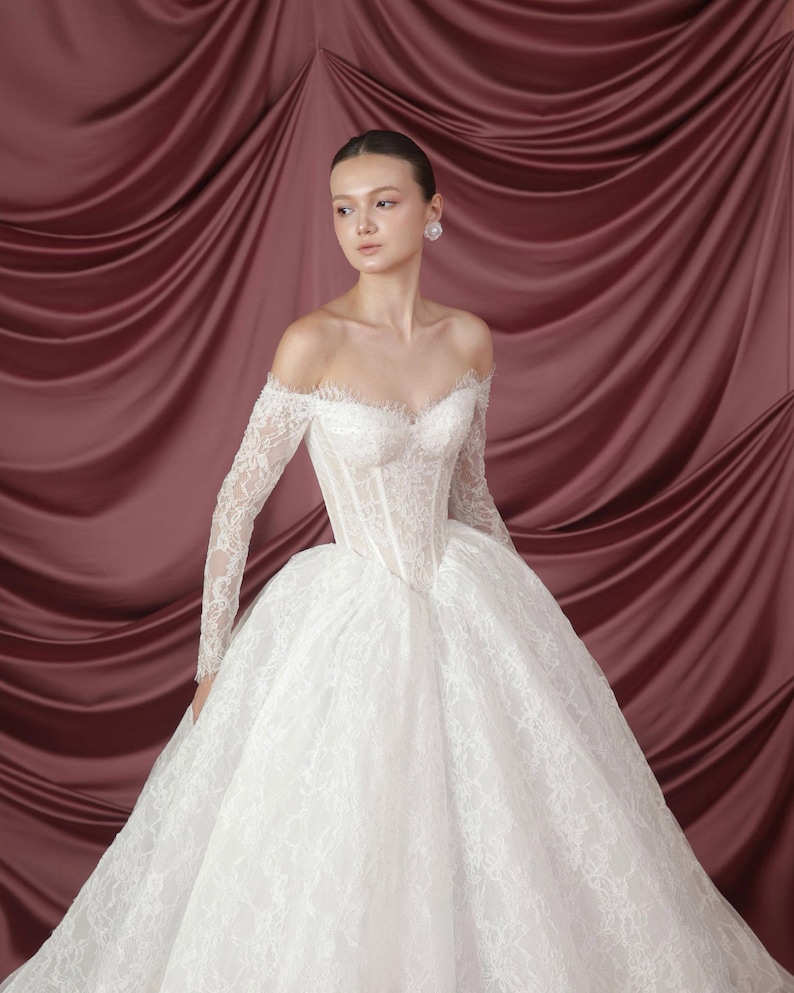 Robe de bal en dentelle à manches longues, robe de mariée céleste et éthérée, robe de mariée ornée de cristaux, robe de princesse sur mesure image 3