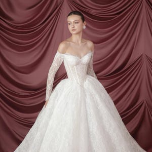 Robe de bal en dentelle à manches longues, robe de mariée céleste et éthérée, robe de mariée ornée de cristaux, robe de princesse sur mesure image 1