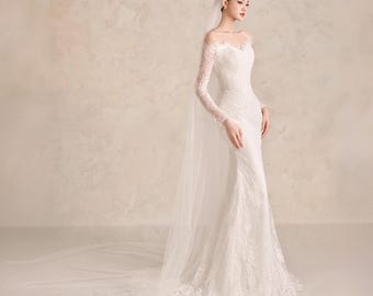 Robe de mariée sirène féerique en dentelle à épaules dénudées, manches longues, confectionnée sur mesure. Robe de mariée romantique.