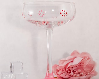 Copas de cóctel pintadas a mano con elección de colores y dije personalizado opcional.