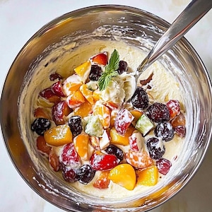 Makkelijk recept voor cheesecake-fruitsalade met perzikkleurige schoen | Snel en verfrissend dessert | Digitale download