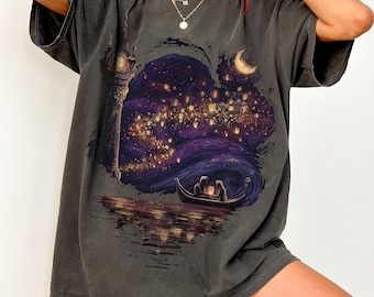 Retro Disney Rapunzel T-shirt uit The Tangled, Vintage T-shirt met prinsessenlantaarns, Outfit voor een Disney-familiereis in 2026, Romantisch T-shirt met zwevende lichtjes van Disney