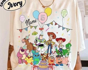 Camiseta de aniversário personalizada com nome e idade inspirada em Toy Story da Pixar, conjunto de aniversário Disney para a família, presente de aniversário personalizado com Buzz, Woody e Jessie da Disney.