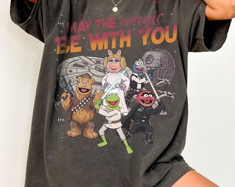 Camiseta retrô "Que a magia esteja com você", camiseta unissex combinando para viagem em família de Star Wars da Disney, camiseta dos Muppets de Star Wars: Galaxy's Edge.