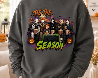 T-shirt met horrorfilmthema "Tis The Season", slasher-schurken op de bank, Chucky, Pennywise, Ghostface, Jason-top, cadeau voor een Halloween-filmavond.