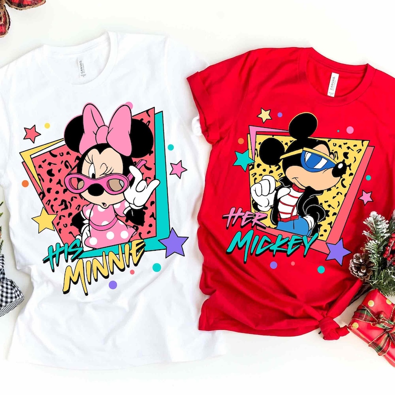 K&ouml;nnte beinhalten: Zwei T-Shirts mit Disney-Figuren. Ein wei&szlig;es T-Shirt mit Minnie Mouse in einem rosa Kleid und Sonnenbrille, mit dem Text "His Minnie". Das andere ist rot mit Mickey Mouse mit Sonnenbrille, mit dem Text "Her Mickey".