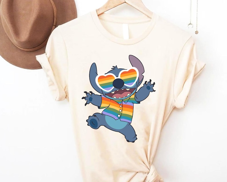 Puede incluir: Una taza de cer&aacute;mica blanca con un asa negra y el texto "But First, Coffee" en negrita negra. La taza se encuentra sobre un fondo borroso, resaltando su dise&ntilde;o simple.