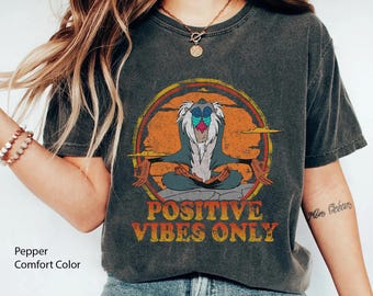 Vintage Rafiki Meditating Positive Vibes T-shirt comfort kleuren, reisoutfit 2026, T-shirt The Lion King, grappig verjaardagscadeau