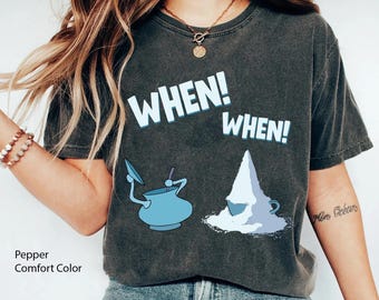 Camiseta "A Taça de Açucareiro do Merlin" da Comfort Colors, Camiseta "A Espada na Pedra", Viagem em Família à Disneylândia 2026, Camiseta Divertida do Merlin da Disney