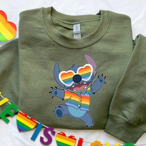 Linda camiseta LGBT arcoíris de Stitch Hawaii, Mes del Orgullo Gay y Lesbiano 2026, Camiseta del Orgullo de Disney Lilo y Stitch, Derechos Humanos imagen 3