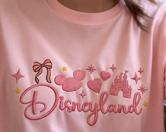 Geborduurd Disneyland-shirt, Mickey Castle-strik T-shirt, schattige Disney Park-outfit top, Coquette pastelkleurig hartje geborduurd cadeau voor haar