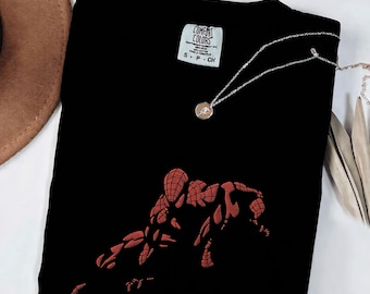 Geborduurd Spider-Man shirt, T-shirt met webslinger in hurkhouding, Marvel superheld geborduurd shirt, Comfort Colors Dark Hero cadeau voor hem