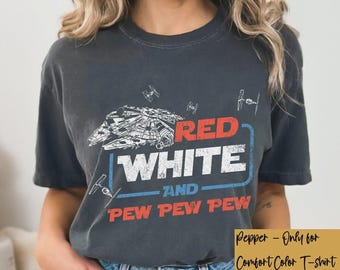 Camiseta retrô vermelha, branca e com a frase "Pew Pew Pew", camiseta patriótica Disney Star Wars para o 4 de julho, camiseta do Dia da Independência da Disneylândia, presentes para ele.