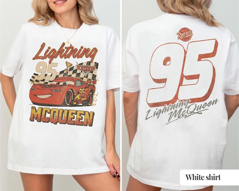 Op de afbeelding: Wit T-shirt met een Lightning McQueen-afbeelding uit de film Cars. De voorkant toont "Lightning 95 McQueen" met de rode raceauto. De achterkant heeft een grote "95" en de tekst "Lightning McQueen".