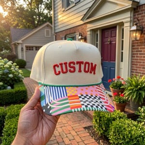 Gepersonaliseerde 3D-geborduurde pet met touwrand, kleurrijke patchwork-pet met gepersonaliseerde tekst.