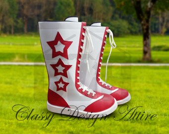 Puede incluir: Un par de botas altas blancas y rojas con detalles de estrellas. Las botas tienen una parte superior blanca con tres recortes de estrellas rojas, ribetes rojos y una puntera roja. Cordones blancos y una suela blanca completan el diseño.