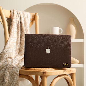 MacBook-Hülle aus kaffeebraunem Leder für MacBook Air/Pro (2025) und MacBook (16/15/14/13 Zoll), Schutzhülle für Laptops, personalisierbare MacBook-Hülle