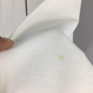 Puede incluir: Un juego de tres tazas de cer&aacute;mica con un acabado moteado y mate. Las tazas son de color crema, gris claro y gris oscuro. Cada taza tiene un dise&ntilde;o simple y minimalista y un asa redondeada.