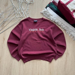 vintage des années 90 Virginia Tech University sweat moyen Virginia Tech Hokies brodé Spell Out Crewneck VT Hokies football pull taille M