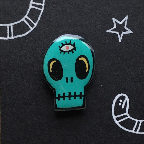 Cute Psychic Skull Pin - handmade spooky blue skull brooch, hand drawn halloween third-eye skeleton shrink plastic badge jewellery