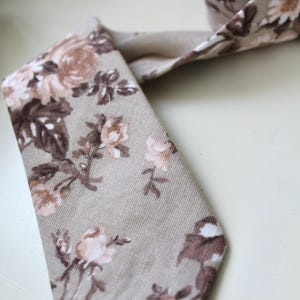 Cravate en lin à fleurs marron et taupe