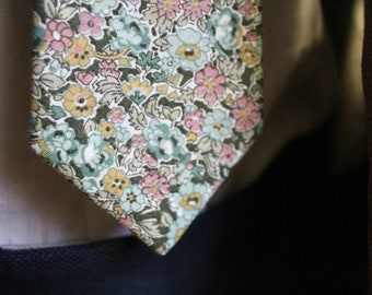 Dusty Floral Blooms Necktie