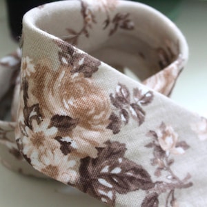 Braun und taupe Leinen Krawatte mit Blumen Muster