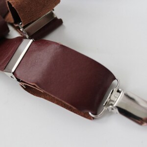 Puede incluir: Tirantes de cuero marr&oacute;n con clips de metal plateado. Los tirantes est&aacute;n hechos de cuero grueso y duradero y tienen un dise&ntilde;o cl&aacute;sico.