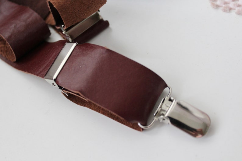 Puede incluir: Tirantes de cuero marr&oacute;n con clips de metal plateado. Los tirantes est&aacute;n hechos de cuero grueso y duradero y tienen un dise&ntilde;o cl&aacute;sico.