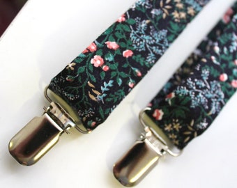 Tirantes florales pequeños en azul marino salvia y rosa con parche de cuero