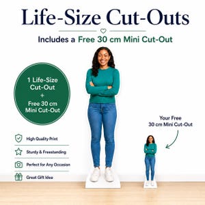 Puede incluir: Una figura de cartón a tamaño real de una persona con camisa de manga larga color verde azulado y vaqueros azules con los brazos cruzados, junto a una versión mini de 30 cm. El texto dice Life-Size Cut-Outs, Includes a Free 30 cm Mini Cut-Out.
