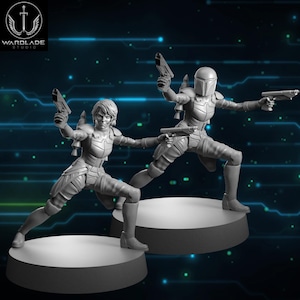 Peut inclure: Deux figurines miniatures gris non peintes sur des socles circulaires. L'une porte un casque, l'autre a les cheveux courts. Les deux sont dans une pose dynamique, tenant chacune deux blasters futuristes et portant une armure avec jetpacks.