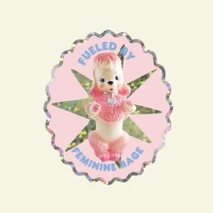 Fueled By Feminine Rage Poodle vinyl glittersticker | Leuke hondsticker | Feministische sticker | Kindle-sticker