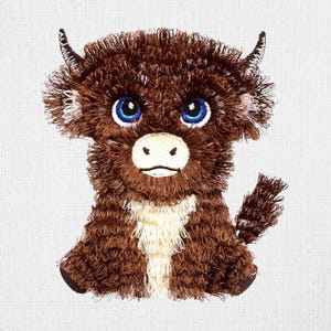 Puede incluir: Un bordado de una vaca de las Tierras Altas marrón con grandes ojos azules, pequeños cuernos y un hocico blanco. El animal de peluche tiene una textura peluda y está sentado erguido, con la cola curvada hacia un lado. El fondo es blanco.