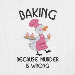 以下が含まれることがあります： ピンクのシェフの帽子をかぶった白いアヒルが、ピンクのカップケーキのトレイを持って、「Baking because murder is wrong」と書いています。